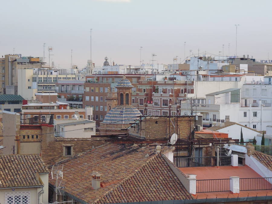 Valencia nunca deja de sorprender. Es habitual la imagen desde la calle de los múltiples campanarios que se encuentran en la ciudad. En el centro histórico aún encontramos más torreones eclesiásticos. Pero, ¿cómo se ve la ciudad desde el cobijo de las campanas?. Raúl Rubio, de la Associació de Mestres Campaners, ha inmortalizado esa visión de la que poca gente puede disfrutar: Valencia desde sus campanarios. Ver la plaza de San Agustín con una perspectiva diferente, contemplar el centro de la ciudad desde Santa Catalina, admirar Valencia desde las campanas del Real Monasterio de la Santísima Trinidad son algunos de las panorámicas exquisitas casi exclusivas para campaneros. La ciudad se redescubre desde las alturas, desde la perspectiva de gárgolas, campanas y tejados. Así es Valencia desde sus campanarios.