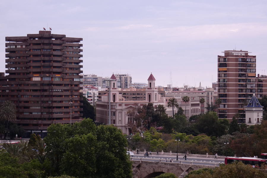 Valencia nunca deja de sorprender. Es habitual la imagen desde la calle de los múltiples campanarios que se encuentran en la ciudad. En el centro histórico aún encontramos más torreones eclesiásticos. Pero, ¿cómo se ve la ciudad desde el cobijo de las campanas?. Raúl Rubio, de la Associació de Mestres Campaners, ha inmortalizado esa visión de la que poca gente puede disfrutar: Valencia desde sus campanarios. Ver la plaza de San Agustín con una perspectiva diferente, contemplar el centro de la ciudad desde Santa Catalina, admirar Valencia desde las campanas del Real Monasterio de la Santísima Trinidad son algunos de las panorámicas exquisitas casi exclusivas para campaneros. La ciudad se redescubre desde las alturas, desde la perspectiva de gárgolas, campanas y tejados. Así es Valencia desde sus campanarios.