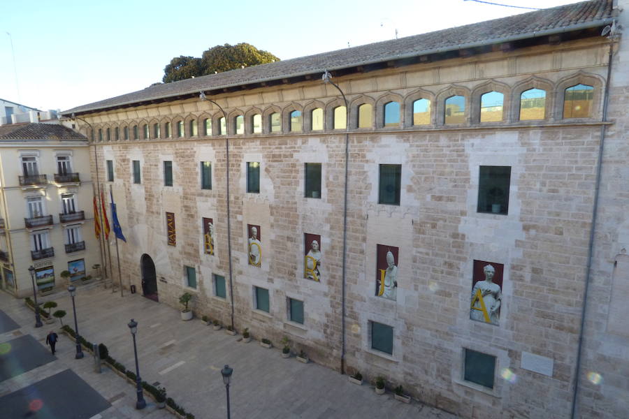 Valencia nunca deja de sorprender. Es habitual la imagen desde la calle de los múltiples campanarios que se encuentran en la ciudad. En el centro histórico aún encontramos más torreones eclesiásticos. Pero, ¿cómo se ve la ciudad desde el cobijo de las campanas?. Raúl Rubio, de la Associació de Mestres Campaners, ha inmortalizado esa visión de la que poca gente puede disfrutar: Valencia desde sus campanarios. Ver la plaza de San Agustín con una perspectiva diferente, contemplar el centro de la ciudad desde Santa Catalina, admirar Valencia desde las campanas del Real Monasterio de la Santísima Trinidad son algunos de las panorámicas exquisitas casi exclusivas para campaneros. La ciudad se redescubre desde las alturas, desde la perspectiva de gárgolas, campanas y tejados. Así es Valencia desde sus campanarios.