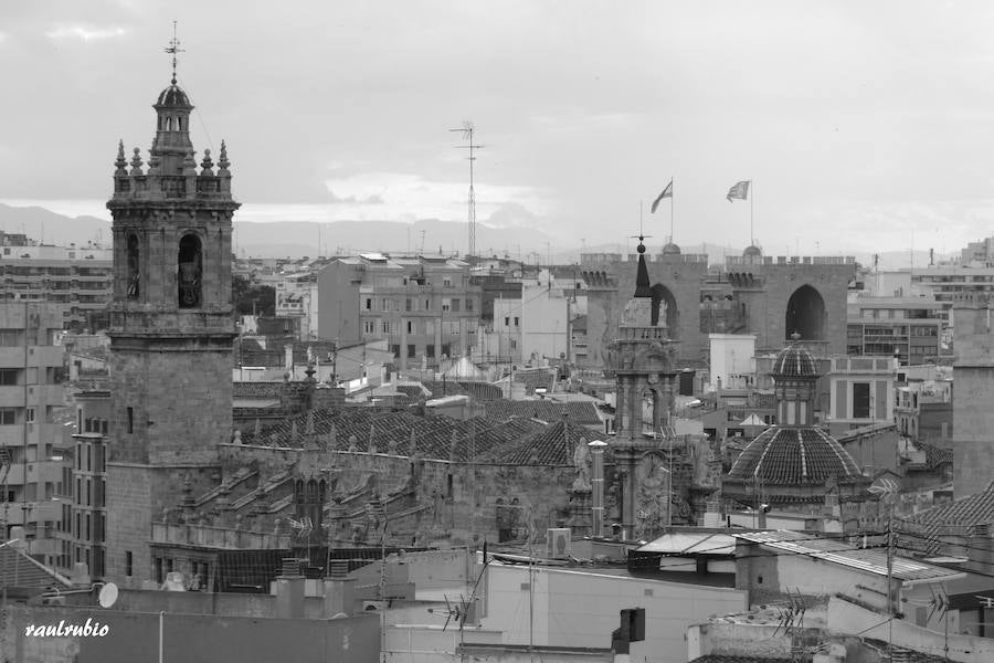 Valencia nunca deja de sorprender. Es habitual la imagen desde la calle de los múltiples campanarios que se encuentran en la ciudad. En el centro histórico aún encontramos más torreones eclesiásticos. Pero, ¿cómo se ve la ciudad desde el cobijo de las campanas?. Raúl Rubio, de la Associació de Mestres Campaners, ha inmortalizado esa visión de la que poca gente puede disfrutar: Valencia desde sus campanarios. Ver la plaza de San Agustín con una perspectiva diferente, contemplar el centro de la ciudad desde Santa Catalina, admirar Valencia desde las campanas del Real Monasterio de la Santísima Trinidad son algunos de las panorámicas exquisitas casi exclusivas para campaneros. La ciudad se redescubre desde las alturas, desde la perspectiva de gárgolas, campanas y tejados. Así es Valencia desde sus campanarios.