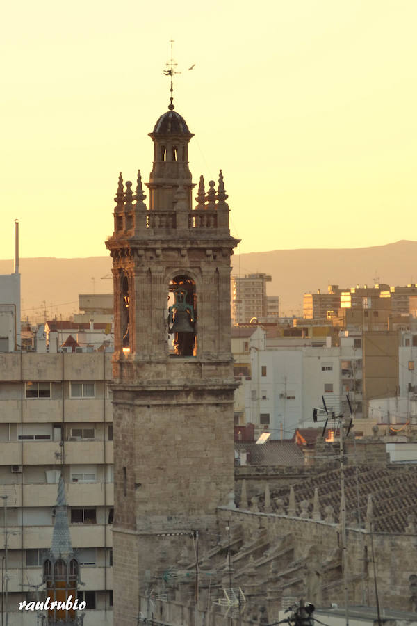 Valencia nunca deja de sorprender. Es habitual la imagen desde la calle de los múltiples campanarios que se encuentran en la ciudad. En el centro histórico aún encontramos más torreones eclesiásticos. Pero, ¿cómo se ve la ciudad desde el cobijo de las campanas?. Raúl Rubio, de la Associació de Mestres Campaners, ha inmortalizado esa visión de la que poca gente puede disfrutar: Valencia desde sus campanarios. Ver la plaza de San Agustín con una perspectiva diferente, contemplar el centro de la ciudad desde Santa Catalina, admirar Valencia desde las campanas del Real Monasterio de la Santísima Trinidad son algunos de las panorámicas exquisitas casi exclusivas para campaneros. La ciudad se redescubre desde las alturas, desde la perspectiva de gárgolas, campanas y tejados. Así es Valencia desde sus campanarios.