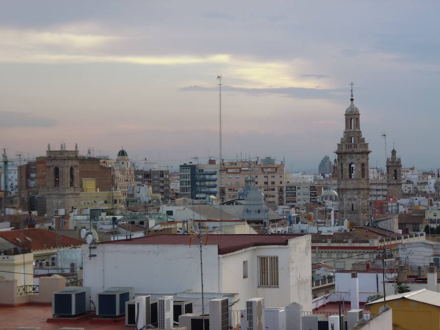 Valencia nunca deja de sorprender. Es habitual la imagen desde la calle de los múltiples campanarios que se encuentran en la ciudad. En el centro histórico aún encontramos más torreones eclesiásticos. Pero, ¿cómo se ve la ciudad desde el cobijo de las campanas?. Raúl Rubio, de la Associació de Mestres Campaners, ha inmortalizado esa visión de la que poca gente puede disfrutar: Valencia desde sus campanarios. Ver la plaza de San Agustín con una perspectiva diferente, contemplar el centro de la ciudad desde Santa Catalina, admirar Valencia desde las campanas del Real Monasterio de la Santísima Trinidad son algunos de las panorámicas exquisitas casi exclusivas para campaneros. La ciudad se redescubre desde las alturas, desde la perspectiva de gárgolas, campanas y tejados. Así es Valencia desde sus campanarios.