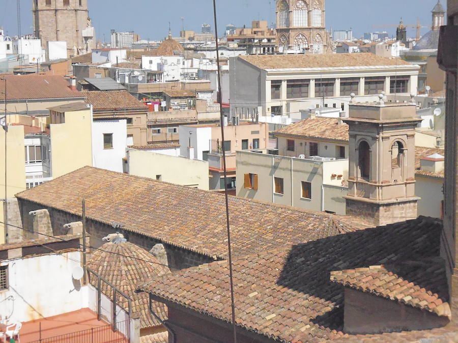 Valencia nunca deja de sorprender. Es habitual la imagen desde la calle de los múltiples campanarios que se encuentran en la ciudad. En el centro histórico aún encontramos más torreones eclesiásticos. Pero, ¿cómo se ve la ciudad desde el cobijo de las campanas?. Raúl Rubio, de la Associació de Mestres Campaners, ha inmortalizado esa visión de la que poca gente puede disfrutar: Valencia desde sus campanarios. Ver la plaza de San Agustín con una perspectiva diferente, contemplar el centro de la ciudad desde Santa Catalina, admirar Valencia desde las campanas del Real Monasterio de la Santísima Trinidad son algunos de las panorámicas exquisitas casi exclusivas para campaneros. La ciudad se redescubre desde las alturas, desde la perspectiva de gárgolas, campanas y tejados. Así es Valencia desde sus campanarios.