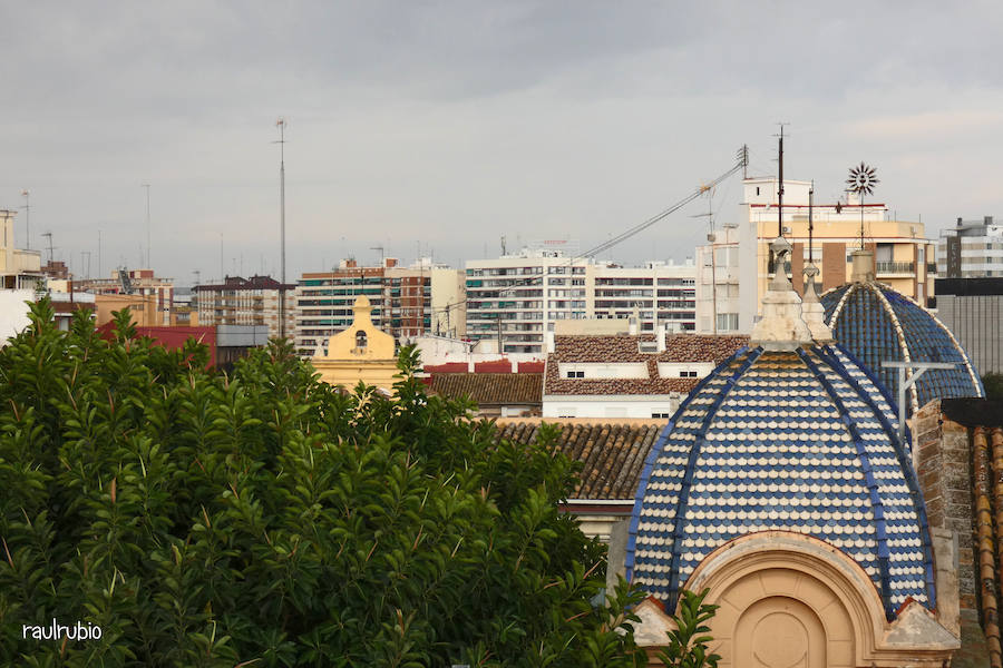 Valencia nunca deja de sorprender. Es habitual la imagen desde la calle de los múltiples campanarios que se encuentran en la ciudad. En el centro histórico aún encontramos más torreones eclesiásticos. Pero, ¿cómo se ve la ciudad desde el cobijo de las campanas?. Raúl Rubio, de la Associació de Mestres Campaners, ha inmortalizado esa visión de la que poca gente puede disfrutar: Valencia desde sus campanarios. Ver la plaza de San Agustín con una perspectiva diferente, contemplar el centro de la ciudad desde Santa Catalina, admirar Valencia desde las campanas del Real Monasterio de la Santísima Trinidad son algunos de las panorámicas exquisitas casi exclusivas para campaneros. La ciudad se redescubre desde las alturas, desde la perspectiva de gárgolas, campanas y tejados. Así es Valencia desde sus campanarios.