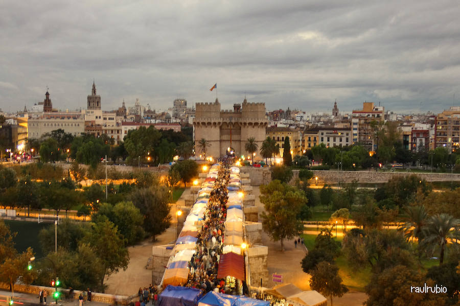 Valencia nunca deja de sorprender. Es habitual la imagen desde la calle de los múltiples campanarios que se encuentran en la ciudad. En el centro histórico aún encontramos más torreones eclesiásticos. Pero, ¿cómo se ve la ciudad desde el cobijo de las campanas?. Raúl Rubio, de la Associació de Mestres Campaners, ha inmortalizado esa visión de la que poca gente puede disfrutar: Valencia desde sus campanarios. Ver la plaza de San Agustín con una perspectiva diferente, contemplar el centro de la ciudad desde Santa Catalina, admirar Valencia desde las campanas del Real Monasterio de la Santísima Trinidad son algunos de las panorámicas exquisitas casi exclusivas para campaneros. La ciudad se redescubre desde las alturas, desde la perspectiva de gárgolas, campanas y tejados. Así es Valencia desde sus campanarios.