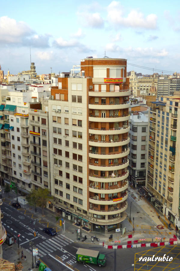 Valencia nunca deja de sorprender. Es habitual la imagen desde la calle de los múltiples campanarios que se encuentran en la ciudad. En el centro histórico aún encontramos más torreones eclesiásticos. Pero, ¿cómo se ve la ciudad desde el cobijo de las campanas?. Raúl Rubio, de la Associació de Mestres Campaners, ha inmortalizado esa visión de la que poca gente puede disfrutar: Valencia desde sus campanarios. Ver la plaza de San Agustín con una perspectiva diferente, contemplar el centro de la ciudad desde Santa Catalina, admirar Valencia desde las campanas del Real Monasterio de la Santísima Trinidad son algunos de las panorámicas exquisitas casi exclusivas para campaneros. La ciudad se redescubre desde las alturas, desde la perspectiva de gárgolas, campanas y tejados. Así es Valencia desde sus campanarios.