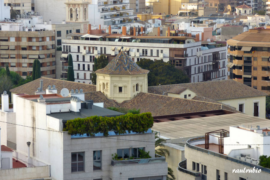 Valencia nunca deja de sorprender. Es habitual la imagen desde la calle de los múltiples campanarios que se encuentran en la ciudad. En el centro histórico aún encontramos más torreones eclesiásticos. Pero, ¿cómo se ve la ciudad desde el cobijo de las campanas?. Raúl Rubio, de la Associació de Mestres Campaners, ha inmortalizado esa visión de la que poca gente puede disfrutar: Valencia desde sus campanarios. Ver la plaza de San Agustín con una perspectiva diferente, contemplar el centro de la ciudad desde Santa Catalina, admirar Valencia desde las campanas del Real Monasterio de la Santísima Trinidad son algunos de las panorámicas exquisitas casi exclusivas para campaneros. La ciudad se redescubre desde las alturas, desde la perspectiva de gárgolas, campanas y tejados. Así es Valencia desde sus campanarios.