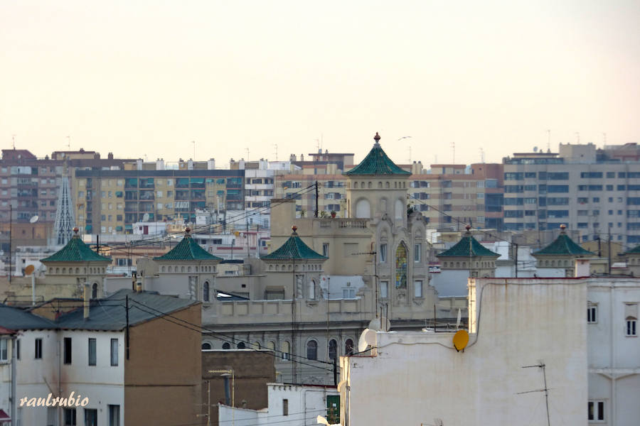 Valencia nunca deja de sorprender. Es habitual la imagen desde la calle de los múltiples campanarios que se encuentran en la ciudad. En el centro histórico aún encontramos más torreones eclesiásticos. Pero, ¿cómo se ve la ciudad desde el cobijo de las campanas?. Raúl Rubio, de la Associació de Mestres Campaners, ha inmortalizado esa visión de la que poca gente puede disfrutar: Valencia desde sus campanarios. Ver la plaza de San Agustín con una perspectiva diferente, contemplar el centro de la ciudad desde Santa Catalina, admirar Valencia desde las campanas del Real Monasterio de la Santísima Trinidad son algunos de las panorámicas exquisitas casi exclusivas para campaneros. La ciudad se redescubre desde las alturas, desde la perspectiva de gárgolas, campanas y tejados. Así es Valencia desde sus campanarios.