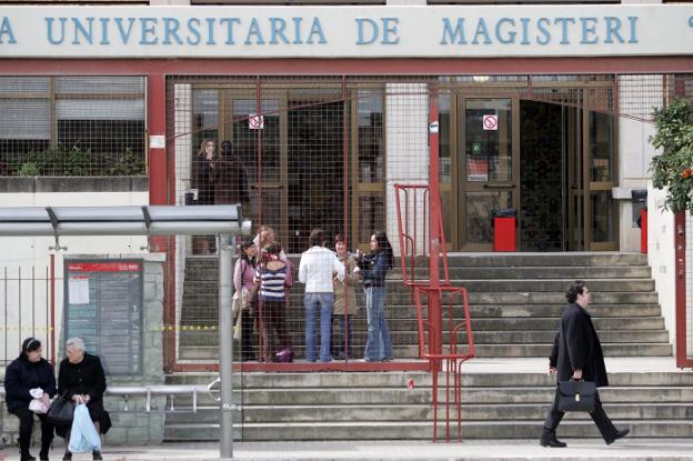 Escuela Universitaria de Magisterio, perteneciente a la UV, donde se cursa el máster de Secundaria. 