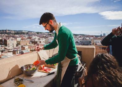 Imagen secundaria 1 - Algunos de los anfitriones de Barcelona que han ofrecido cenas o comidas en sus casas.