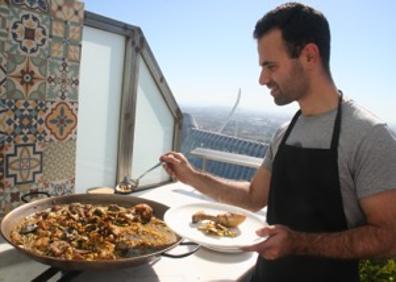 Imagen secundaria 1 - En la primera imagen aparece una familia americana que se reunió para cenar en casa de Cristina. Las otras dos hacen referencia a una comida con un turista ruso en la que se cocinó una paella.