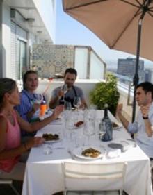 Imagen secundaria 2 - En la primera imagen aparece una familia americana que se reunió para cenar en casa de Cristina. Las otras dos hacen referencia a una comida con un turista ruso en la que se cocinó una paella.