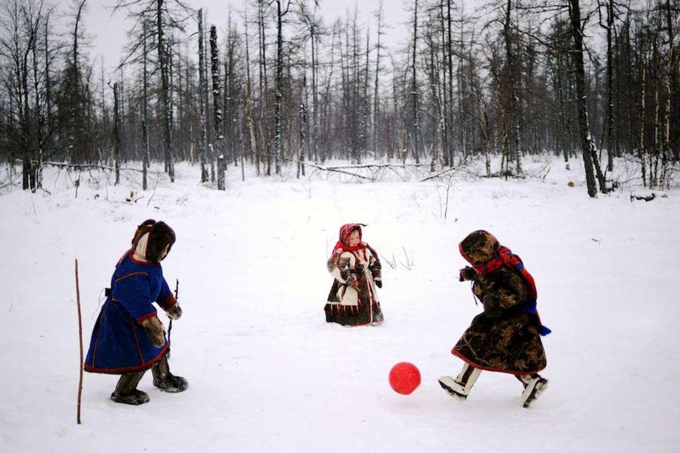 Unos niños juegan al balón en la región rusa de Yamalo-Nenets.