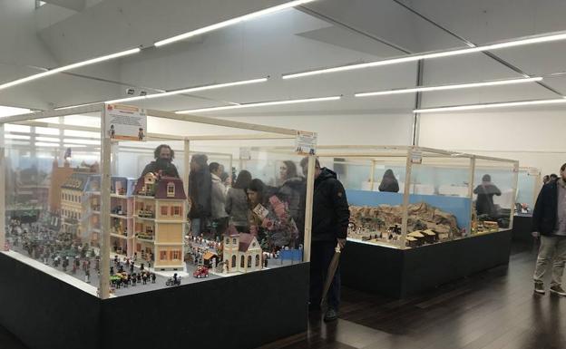 Asistentes a la exposición de Playmobil de Torrent (Valencia). 