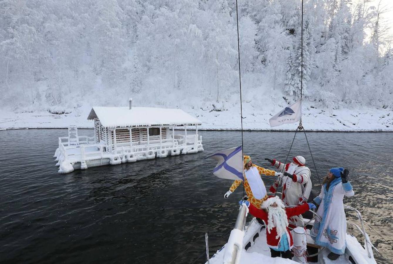 Falta una semana para que llegue el invierno, pero la nieve ya ha hecho acto de presencia en varios lugares del mundo. En algunos de ellos, como en la zona del río Yenisei (en la imagen) en Rusia, la temperatura ha descendido hasta los 16 grados negativos. Descubre las bonitas estampas que los copos dejan en algunas ciudades del mundo.