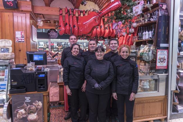 El equipo de Charcutería Manglano y, en la parte superior, estuche-guitarra edición exclusiva de jamón Joselito. lp