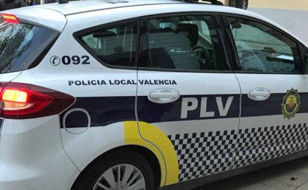 Un policía local de Valencia apresa a un ladrón tras una persecución a pie por la avenida del Puerto
