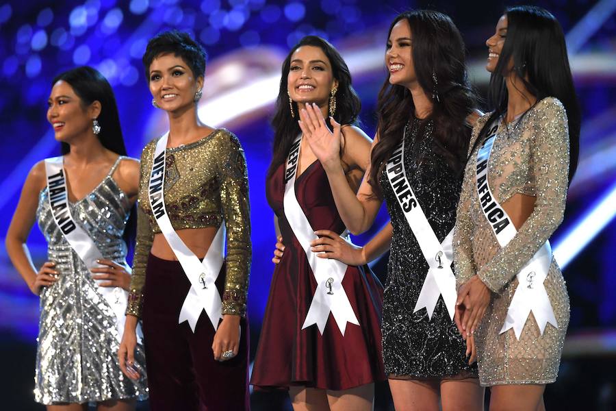 La filipina Catriona Gray ha sido coronada como Miss Universo 2018, uno de los certámenes de belleza más populares del mundo. Se trata del cuarto título para su país, con el que se ha alzado con seguridad y una sonrisa permanente durante sus desfiles. La segunda posición ha sido para Tamaryn Green, nombrada primera dama de honor por el concurso. En el tercer puesto, y segunda dama de honor, ha quedado la venezolana Sthefany Gutiérrez.