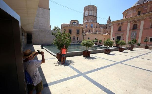 Imagen principal - Plaza de la Almoina sobre la que se iba a ampliar la Basílica de la Virgen. Situación de la nueva Basílica y el Miguelete. Proyecto de la nueva Basílica vista desde la Catedral.