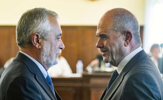 Los expresidentes socialistas de la Junta de Andalucía José Antonio Griñán y Manuel Chaves, este lunes al término del juicio del 'caso ERE'.