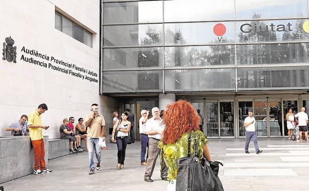 Cuatro años de prisión por matar a su pareja tras tirarla por las escaleras en Valencia