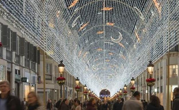 Imagen principal - La calle Larios de Málaga con su ya clásica cúpula de luces (arriba); El puente de María Cristina, en San Sebastián, iluminado durante el Gabonetako Askoa (Derecha); La ciudad de Vigo recibe 40.000 visitantes durante la noche del alumbrado navideño.