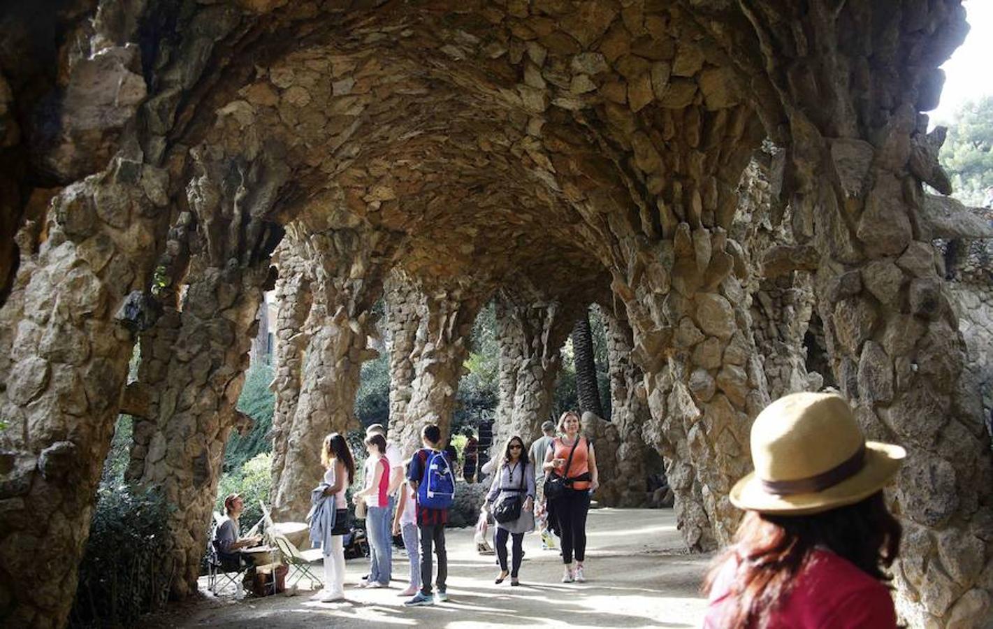 Parque Güell, Barcelona. En la parte superior de Barcelona emerge esta ciudad-jardín de Antonio Gaudí, icono de la capital catalana, que mezcla arquitectura con naturaleza. Con más de 17 hectáreas, esculturas modernistas se mezclan con amplios espacios verdes. Destaca el Monumento al Calvario y la escalinata del Drac, presidida por la salamandra acabada en trencadís. 