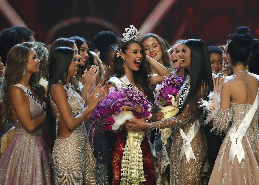 La filipina Catriona Gray ha sido coronada como Miss Universo 2018, uno de los certámenes de belleza más populares del mundo. Se trata del cuarto título para su país, con el que se ha alzado con seguridad y una sonrisa permanente durante sus desfiles. La segunda posición ha sido para Tamaryn Green, nombrada primera dama de honor por el concurso. En el tercer puesto, y segunda dama de honor, ha quedado la venezolana Sthefany Gutiérrez.