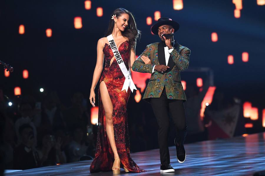 La filipina Catriona Gray ha sido coronada como Miss Universo 2018, uno de los certámenes de belleza más populares del mundo. Se trata del cuarto título para su país, con el que se ha alzado con seguridad y una sonrisa permanente durante sus desfiles. La segunda posición ha sido para Tamaryn Green, nombrada primera dama de honor por el concurso. En el tercer puesto, y segunda dama de honor, ha quedado la venezolana Sthefany Gutiérrez.