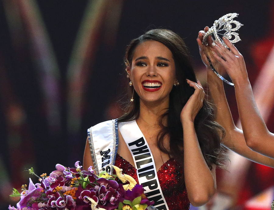 La filipina Catriona Gray ha sido coronada como Miss Universo 2018, uno de los certámenes de belleza más populares del mundo. Se trata del cuarto título para su país, con el que se ha alzado con seguridad y una sonrisa permanente durante sus desfiles. La segunda posición ha sido para Tamaryn Green, nombrada primera dama de honor por el concurso. En el tercer puesto, y segunda dama de honor, ha quedado la venezolana Sthefany Gutiérrez.