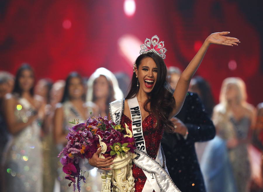 La filipina Catriona Gray ha sido coronada como Miss Universo 2018, uno de los certámenes de belleza más populares del mundo. Se trata del cuarto título para su país, con el que se ha alzado con seguridad y una sonrisa permanente durante sus desfiles. La segunda posición ha sido para Tamaryn Green, nombrada primera dama de honor por el concurso. En el tercer puesto, y segunda dama de honor, ha quedado la venezolana Sthefany Gutiérrez.