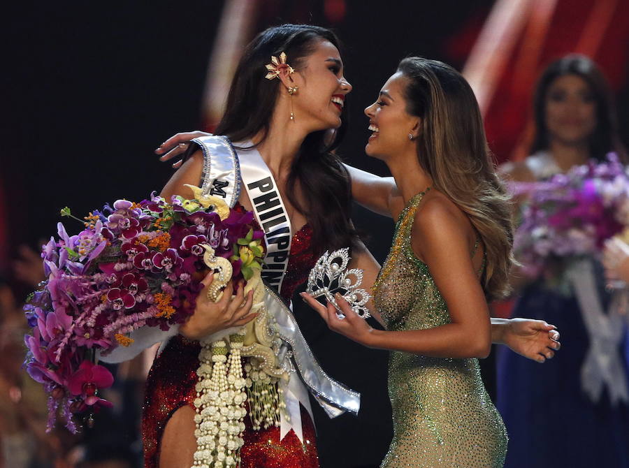 La filipina Catriona Gray ha sido coronada como Miss Universo 2018, uno de los certámenes de belleza más populares del mundo. Se trata del cuarto título para su país, con el que se ha alzado con seguridad y una sonrisa permanente durante sus desfiles. La segunda posición ha sido para Tamaryn Green, nombrada primera dama de honor por el concurso. En el tercer puesto, y segunda dama de honor, ha quedado la venezolana Sthefany Gutiérrez.