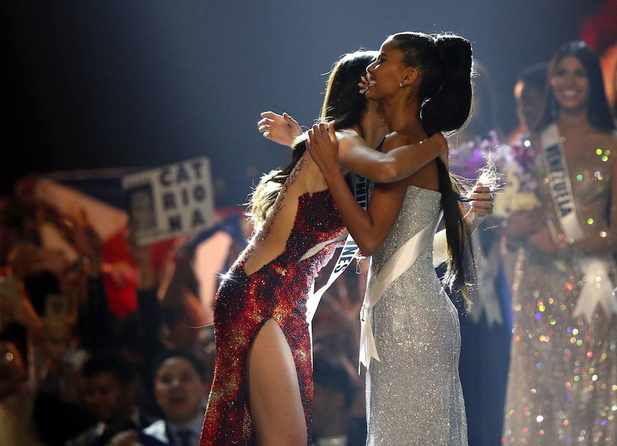 La filipina Catriona Gray ha sido coronada como Miss Universo 2018, uno de los certámenes de belleza más populares del mundo. Se trata del cuarto título para su país, con el que se ha alzado con seguridad y una sonrisa permanente durante sus desfiles. La segunda posición ha sido para Tamaryn Green, nombrada primera dama de honor por el concurso. En el tercer puesto, y segunda dama de honor, ha quedado la venezolana Sthefany Gutiérrez.