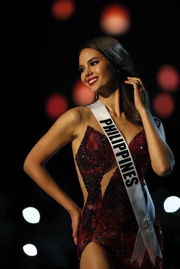 La filipina Catriona Gray ha sido coronada como Miss Universo 2018, uno de los certámenes de belleza más populares del mundo. Se trata del cuarto título para su país, con el que se ha alzado con seguridad y una sonrisa permanente durante sus desfiles. La segunda posición ha sido para Tamaryn Green, nombrada primera dama de honor por el concurso. En el tercer puesto, y segunda dama de honor, ha quedado la venezolana Sthefany Gutiérrez.