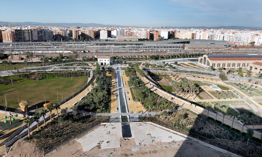 Desde las 9 horas de la mañana de este lunes los valencianos ya pueden disfrutar de este nuevo espacio verde que esperan desde hace 15 años. En total, más de 100.000 metros cuadrados, con un millar de árboles y zonas para niños y perros.