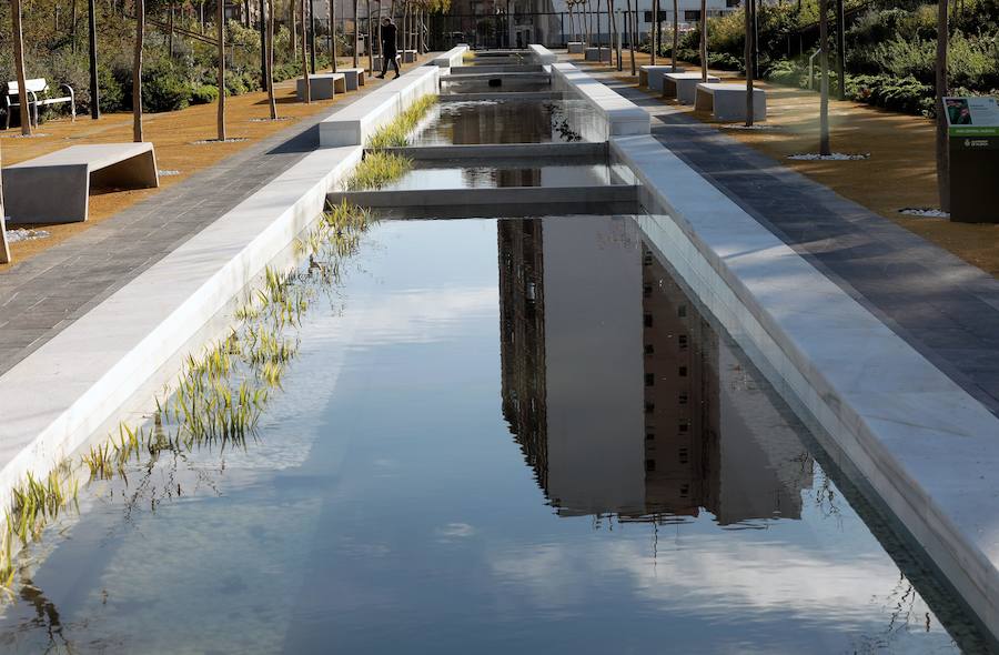 Desde las 9 horas de la mañana de este lunes los valencianos ya pueden disfrutar de este nuevo espacio verde que esperan desde hace 15 años. En total, más de 100.000 metros cuadrados, con un millar de árboles y zonas para niños y perros.