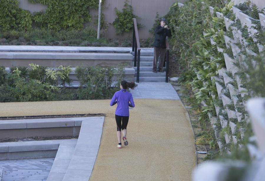 Desde las 9 horas de la mañana de este lunes los valencianos ya pueden disfrutar de este nuevo espacio verde que esperan desde hace 15 años. En total, más de 100.000 metros cuadrados, con un millar de árboles y zonas para niños y perros.