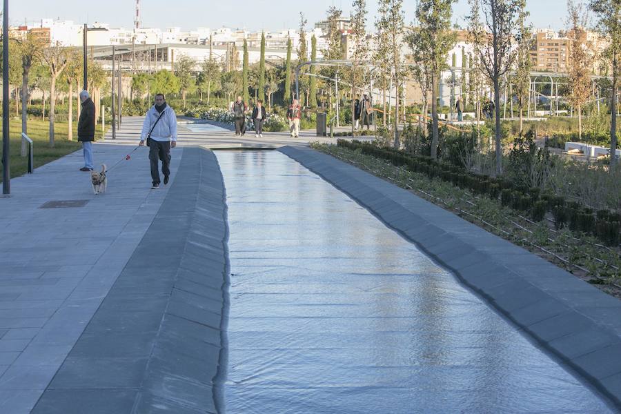 Desde las 9 horas de la mañana de este lunes los valencianos ya pueden disfrutar de este nuevo espacio verde que esperan desde hace 15 años. En total, más de 100.000 metros cuadrados, con un millar de árboles y zonas para niños y perros.