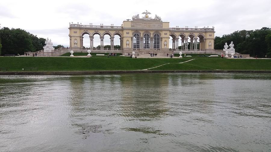 Jardines de Schönbrunn, Viena. Los jardines imperiales de Schönbrunn también son conocidos como el Versalles vienés. Fueron la residencia de de los Habsburgo y en ellos se encuentran numerosos senderos, estatuas, fuentes y un palacio.