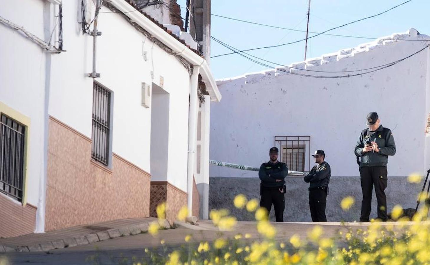 Efectivos de la Guardia Civil custodian la vivienda de la joven profesora.