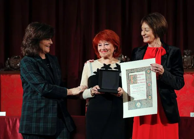 La vicepresidenta Carmen Calvo junto a Julia Sevilla y Mavi Mestre. 