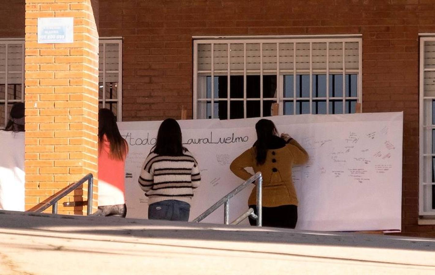 Alumnos del IES Vázquez Díaz de Nerva dejan mensajes en un mural a las puertas del centro educativo donde impartía clases Laura Luelmo.