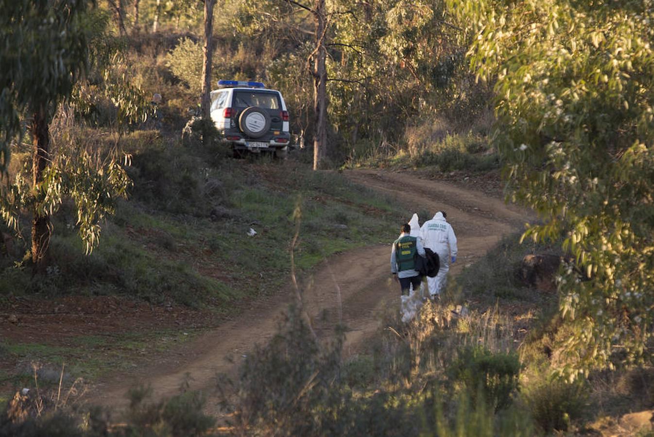 Efectivos de la Guardia Civil en el paraje La Mimbrera, en el término municipal de El Campillo (Huelva), donde se ha encontrado el cadáver de la joven profesora.