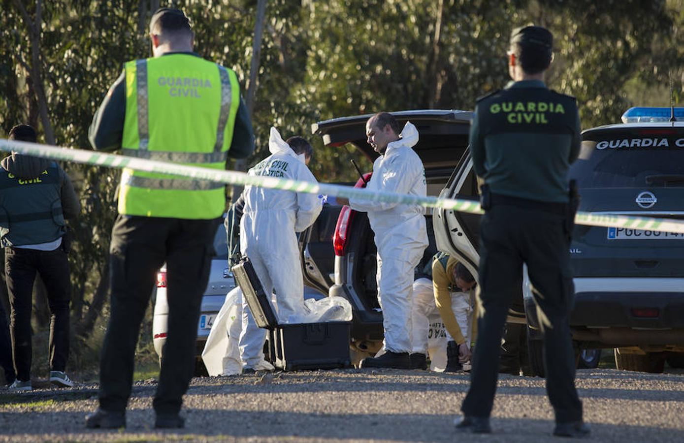 Efectivos de la Guardia Civil en el paraje La Mimbrera, en el término municipal de El Campillo (Huelva), donde se ha encontrado el cadáver de la joven profesora.