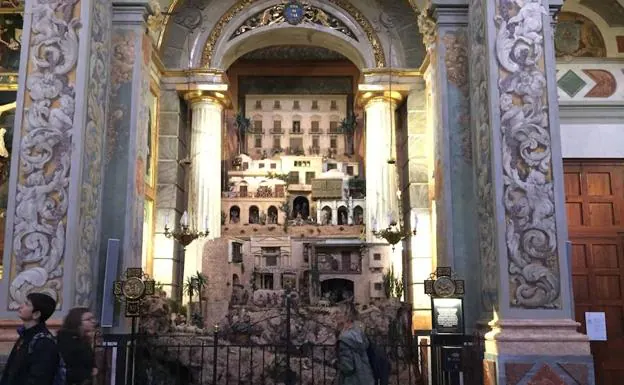 Imagen principal - La parroquia de San Nicolás instala su belén vertical