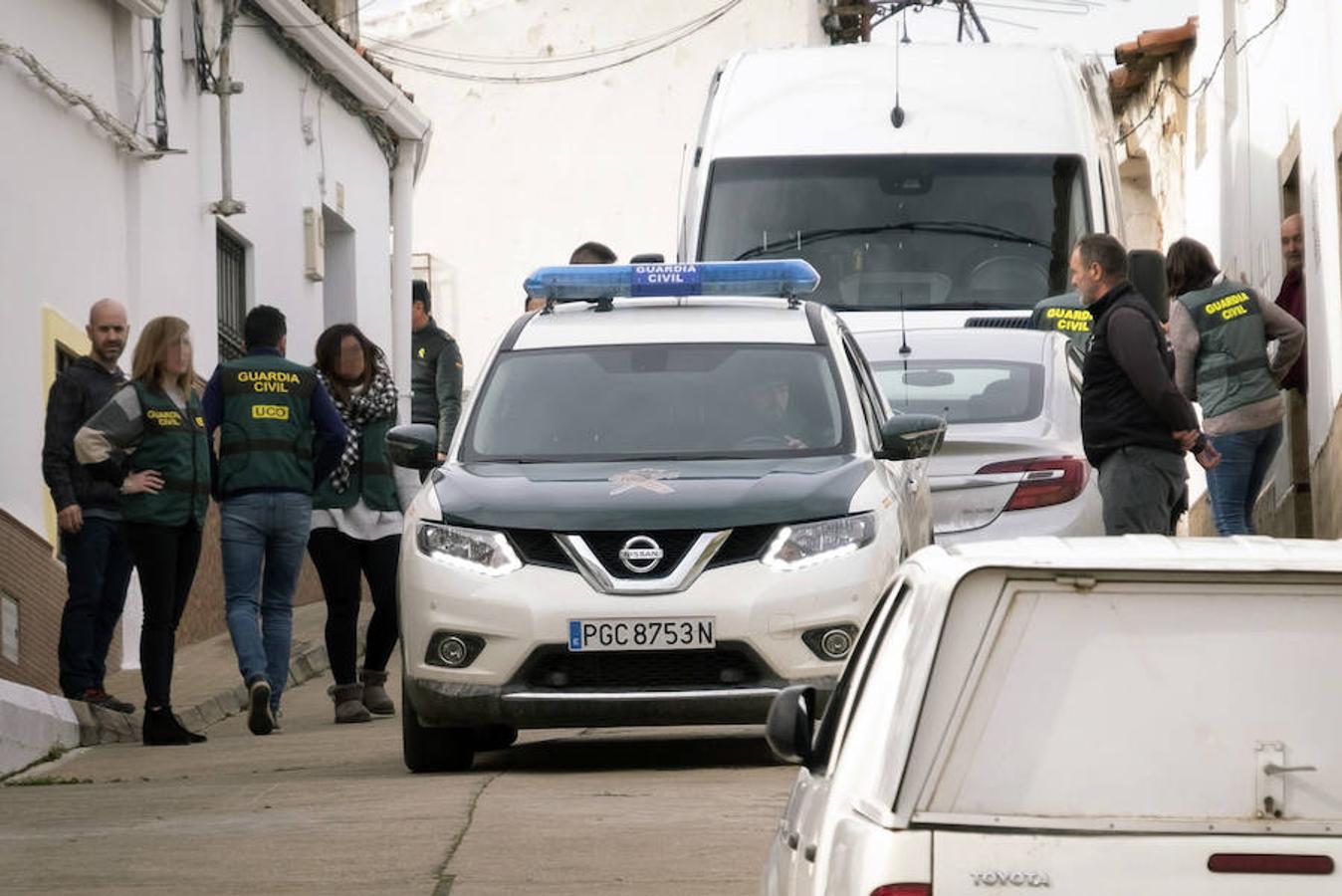 Efectivos de la UCO Guardia Civil inspeccionan una vivienda en la calle Córdoba de El Campillo. Bernardo M., vecino de la víctima, ha sido detenido por su presunta implicación en el crimen de Laura Luelmo. 