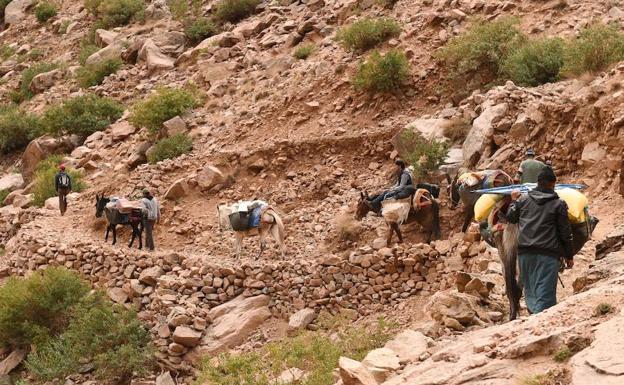 Sendero cercano al pueblo de Taghzirt, en la provincia de El-Haouz de Marruecos, en las montañas del Alto Atlas.