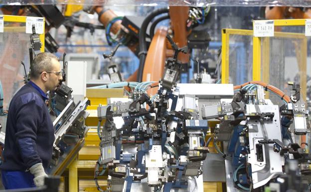 Un trabajador de la factoría de Ford en Almussafes. 