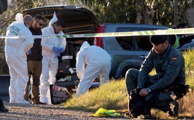 Investigadores, en el lugar donde fue encontrado el cadáver de Laura Luelmo. 