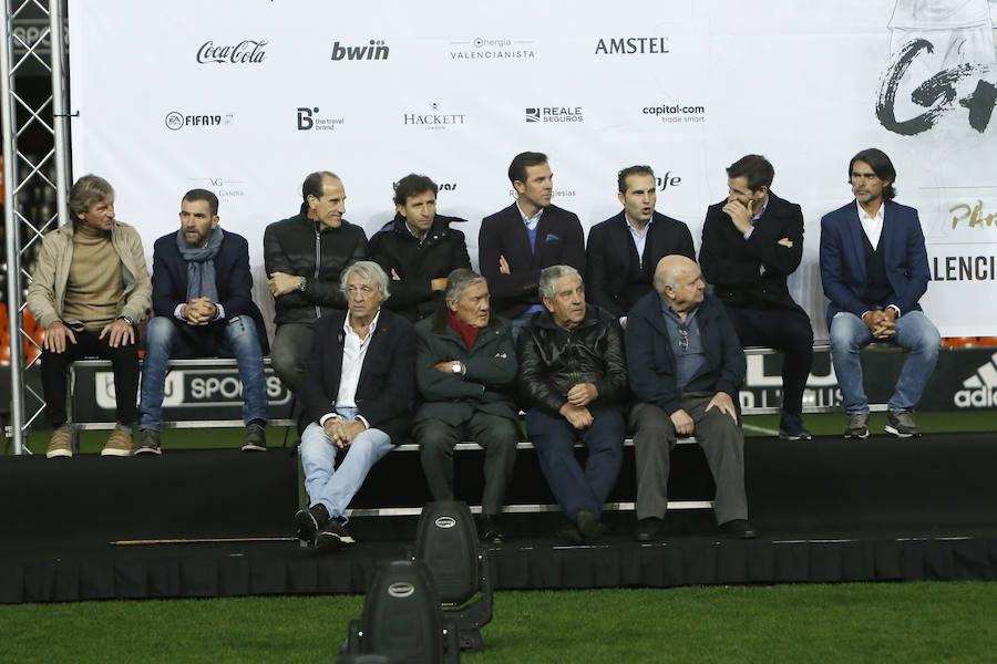 Fernando Giner, Juan Sol, Roberto Gil, Vicente Guillot, Pepe Claramunt, Ricardo Arias, Miguel Tendillo, Dario Felman, Voro González, Miguel Ángel Bossio, Paco Camarasa, Fabian Ayala, David Albelda, Carlos Marchena, Vicente Rodríguez, Miguel Ángel Ferrer 'Mista', Luis Milla, Santiago Cañizares, Javier Farinós, Cristian 'Kily' González, Juan Sánchez, Miguel Ángel Angulo, David Navarro y Rubén Baraja han sido los encargados de anunciar el partido de leyendas que disputarán los exjugadores del Valencia CF contra conocidos futbolistas de la selección española. Mestalla ha acogido la presentación del encuentro que tendrá lugar el domingo 24 de marzo, justo una semana después de que el conjunto blanquinegro cumpla los 100 años de existencia. Las gradas del estadio valencianista se han abierto para el público que ha deseado volver a disfrutar de aquellos jugadores que todo fan recuerda con cariño. Mario Alberto Kempes ha anunciado, a través de un vídeo, que asistirá al partido del centenario.